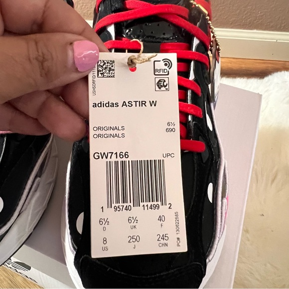 Adidas x Hello Kitty Sneakers Women’s Size 8 NWB - Picture 8 of 13